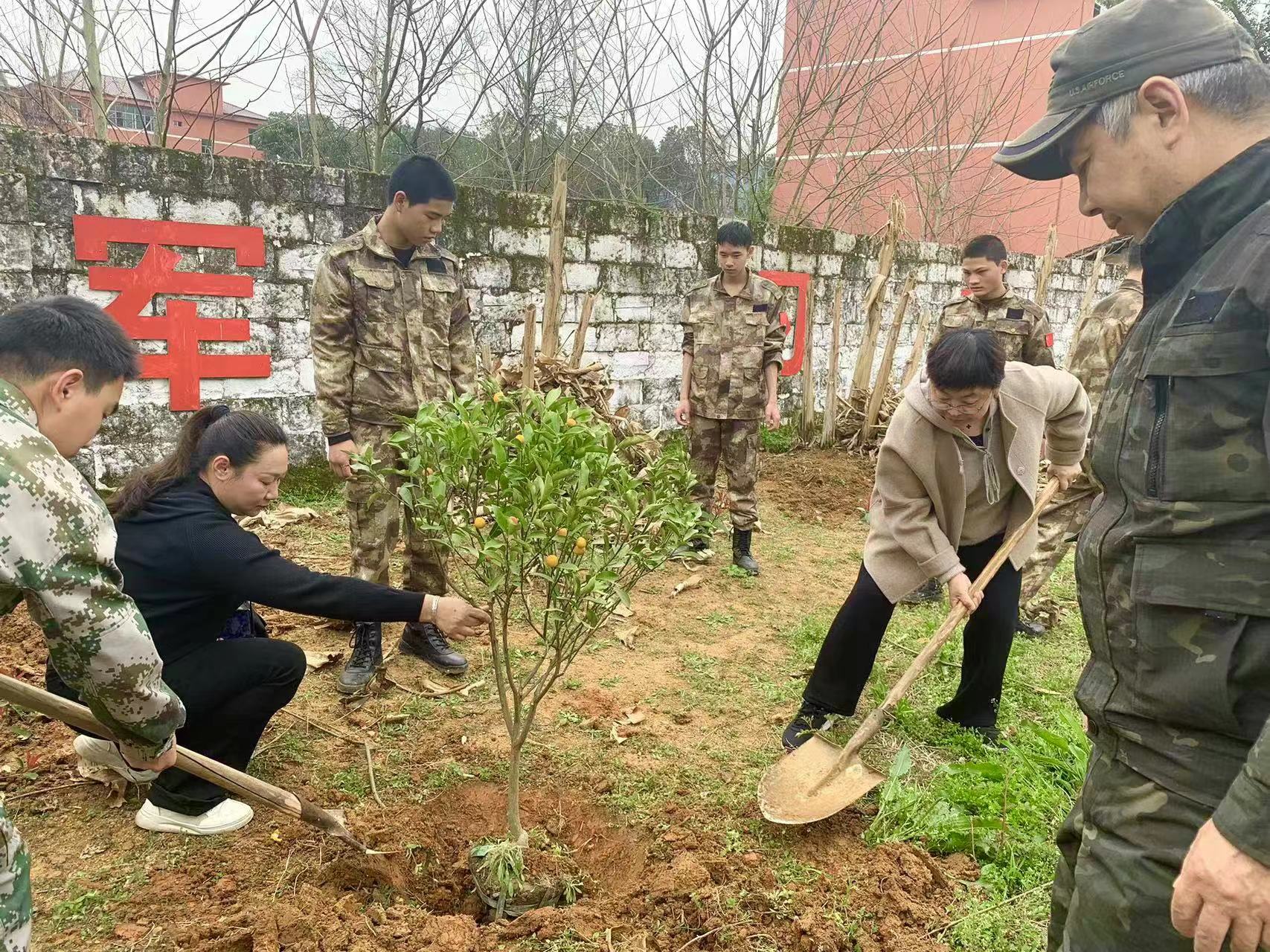 鷹潭九龍職業(yè)中專學(xué)校東望基地“揮鍬植綠，共建美麗校園“植樹節(jié)活動