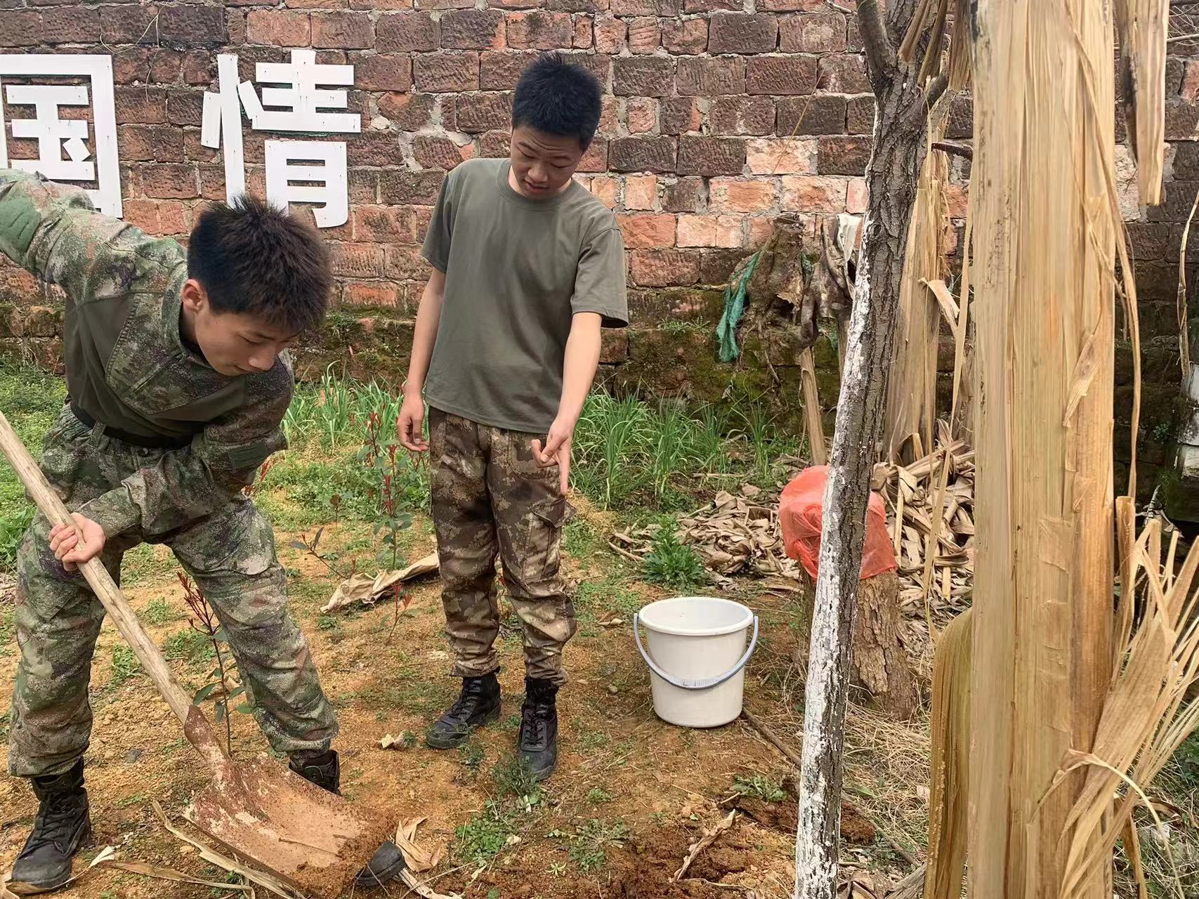 鷹潭九龍職業(yè)中專學(xué)校東望基地“揮鍬植綠，共建美麗校園“植樹節(jié)活動